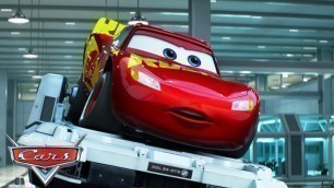 'Lightning\'s First Time Racing on The Simulator | Pixar Cars'