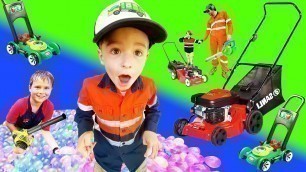 'Lawn Mower Video for Kids | Leaf Blower Cleans Up Yard | BLiPPi toys| min min playtime'