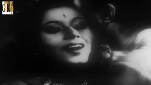 'DEV ANAND AUR MADHUBALA - FILM AARAM [1951] MOHABBAT EK AANKH MICHOLI HAI DOST'