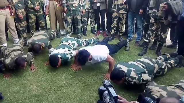 'Vidyut Jamwal Workout with BSF Jawan (Stunt)(exercise) (with indian soldier) #vidyutjamwaldietplan'